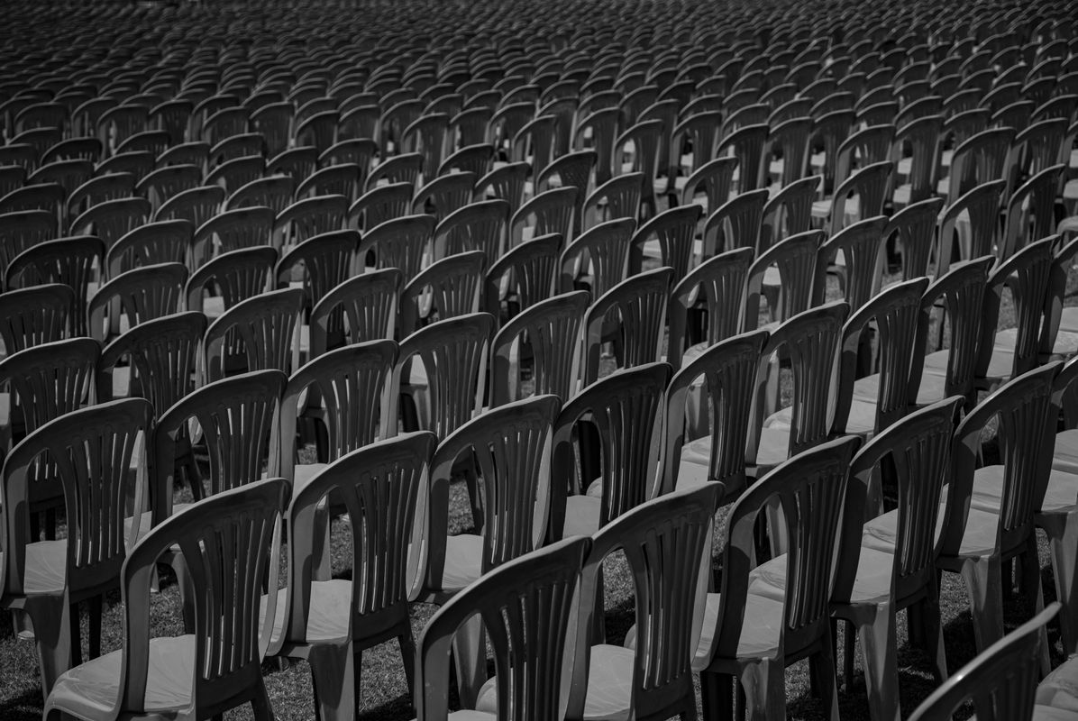Bulk plastic monobloc chairs for events