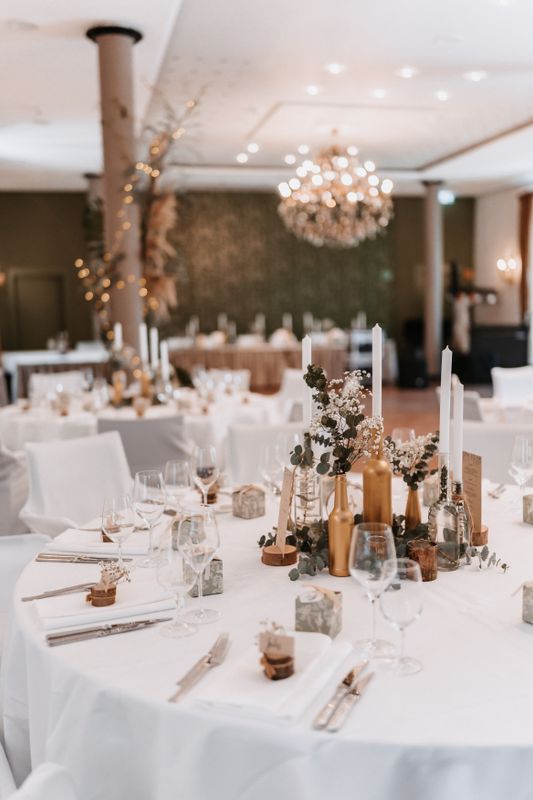 Elegant round table decoration for events